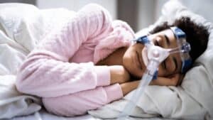 transcend-woman-sleeping-with-cpap-mask-mask-in-bed
